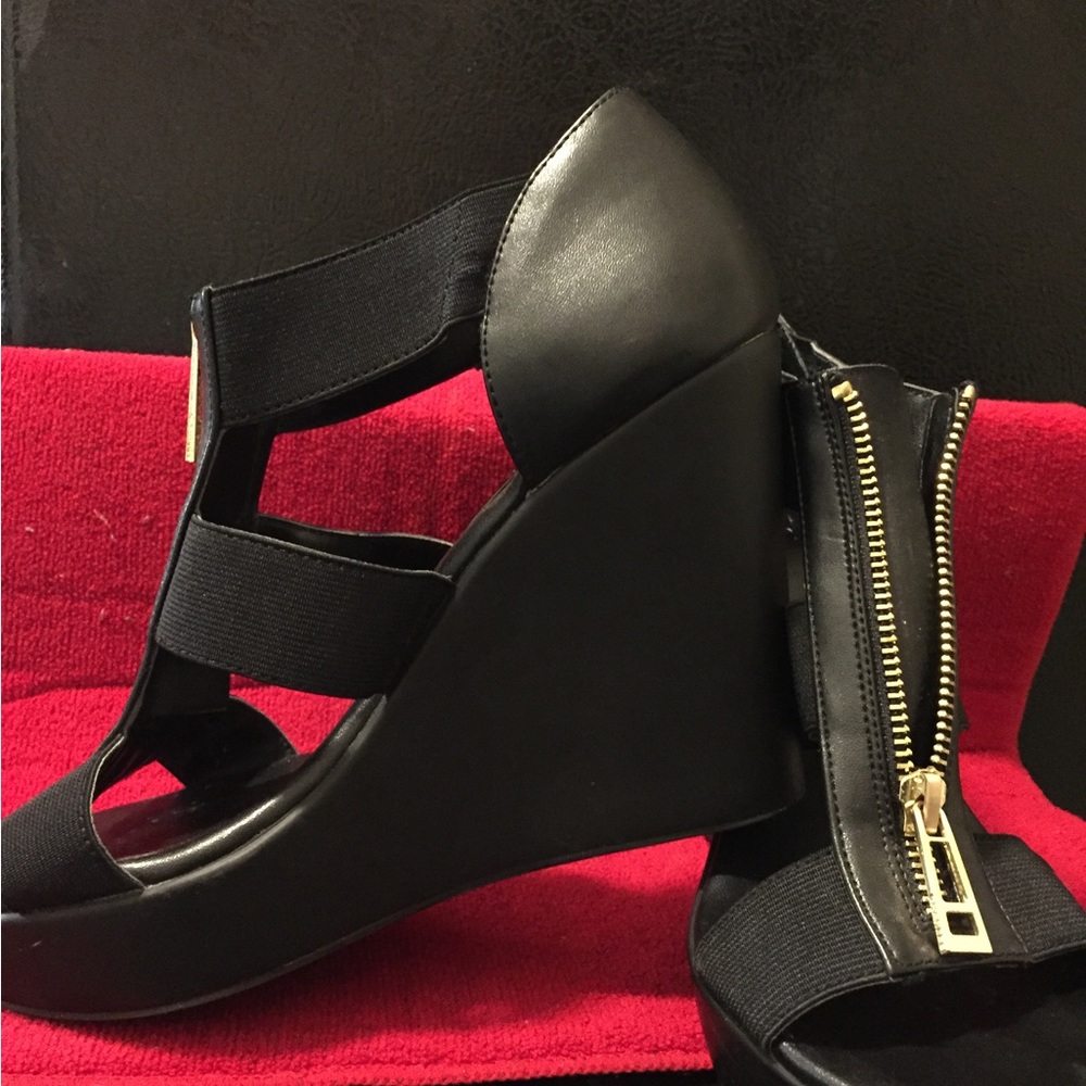 Light weight black leather wedge with silver zip front